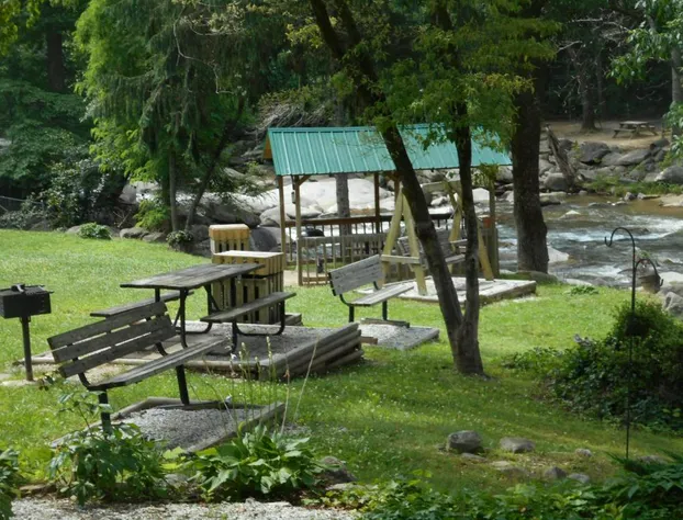 Evening Shade River Lodge and Cabins hotel detail image 4