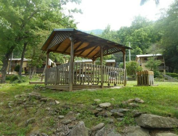 Evening Shade River Lodge and Cabins hotel detail image 2
