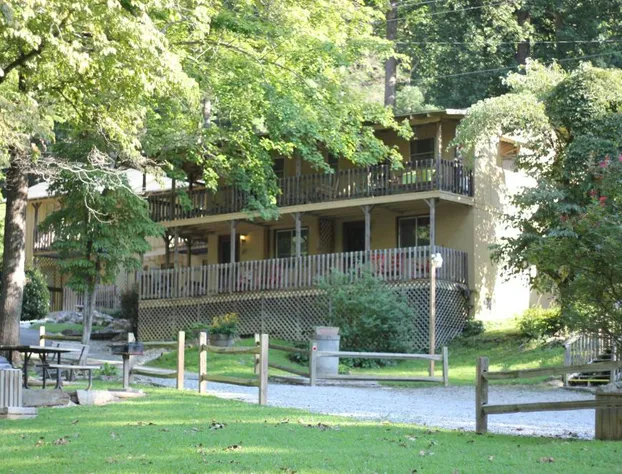 Evening Shade River Lodge and Cabins hotel detail image 1
