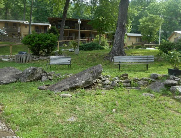 Evening Shade River Lodge and Cabins hotel detail image 4