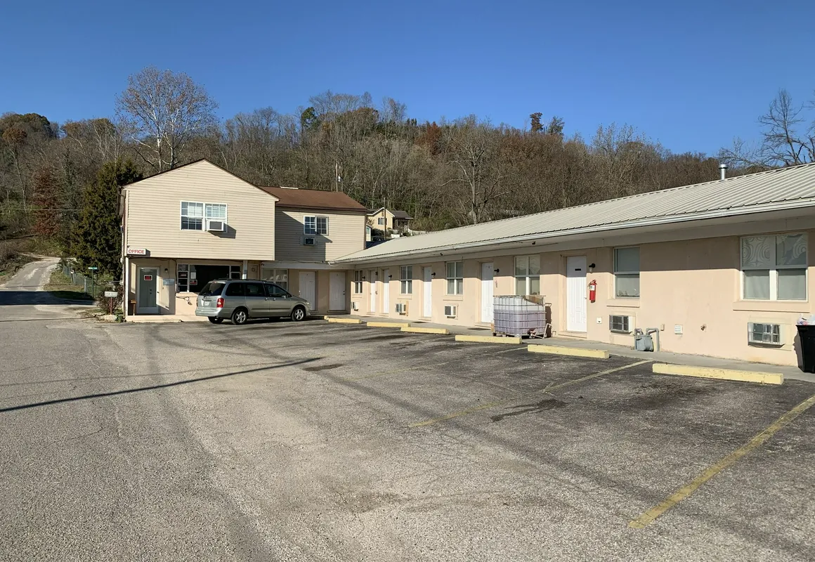 Travelers Motel hotel hero