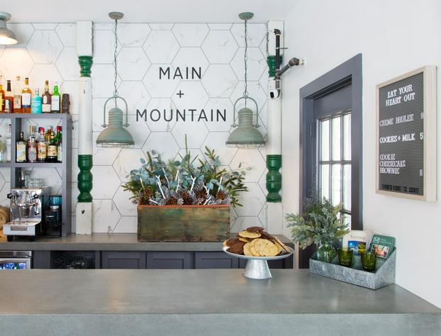 Main and Mountain Bar & Motel hotel detail image 3