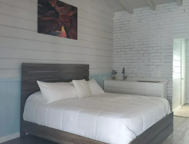 Hollywood Gardens Inn & Suites hotel detail image 1