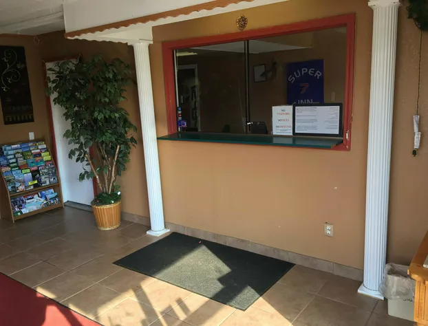 Super 7 Inn hotel detail image 2