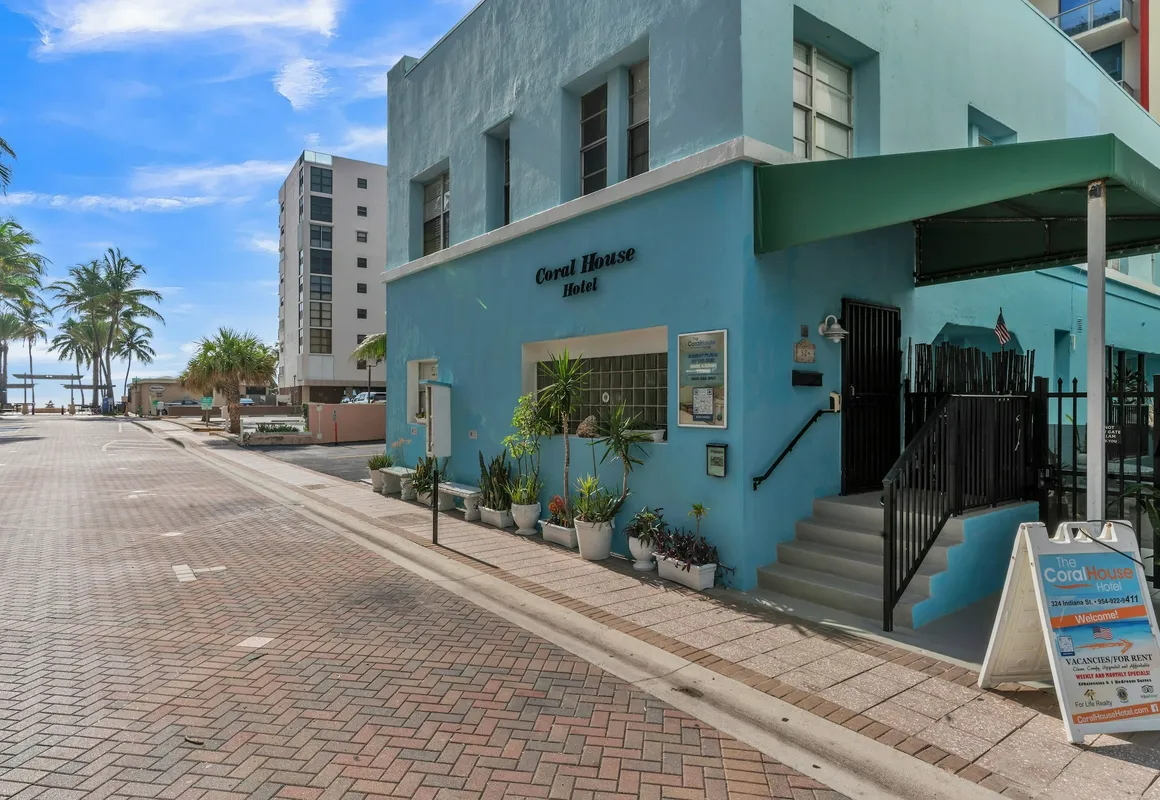 The Coral House Motel hotel hero