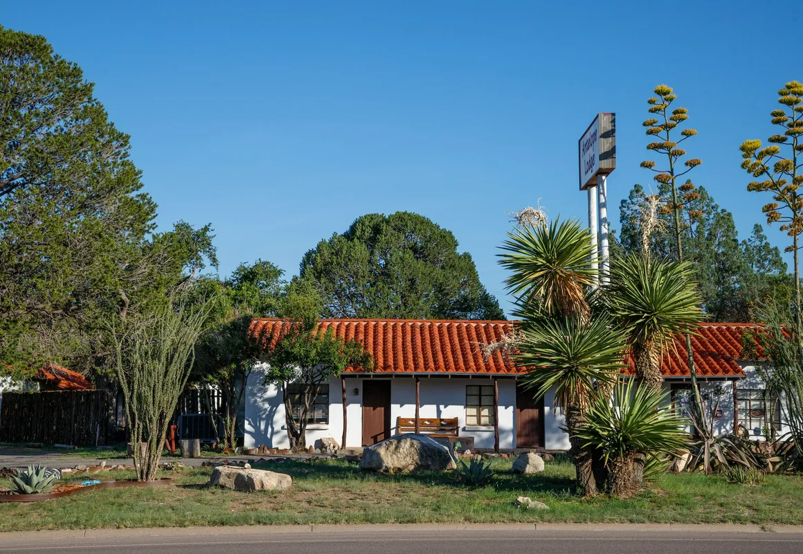 Antelope Lodge hotel hero