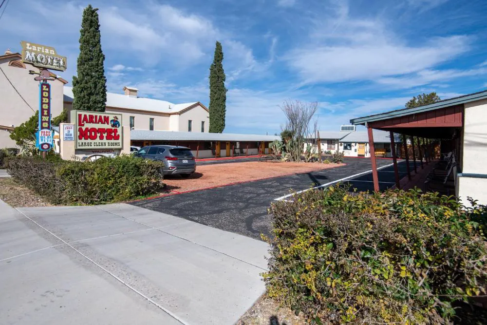 Larian Motel hotel hero