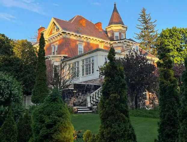 Blind Tiger Burlington hotel detail image 1