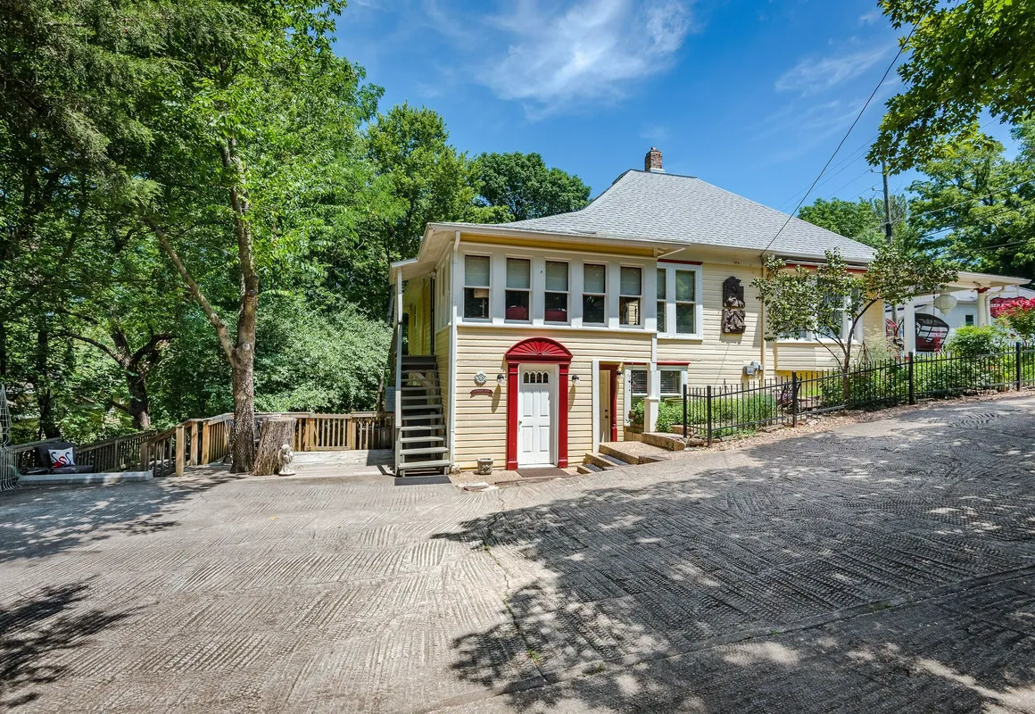 Red Bud Manor Inn hotel hero