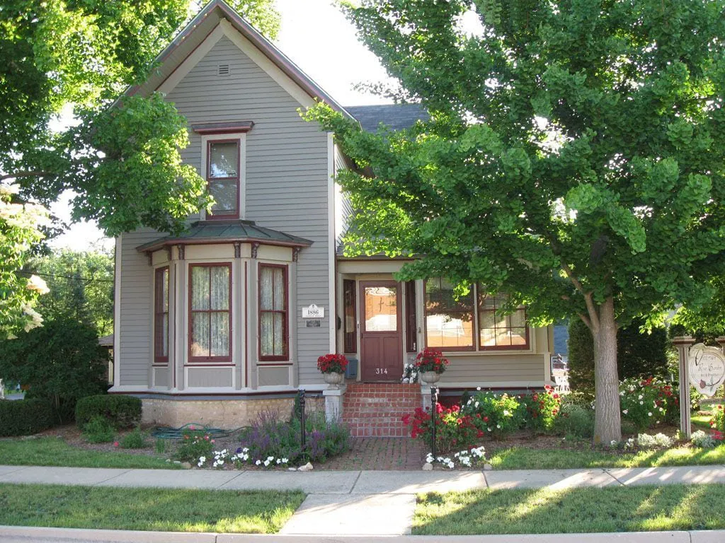 Victorian Rose Garden hotel hero