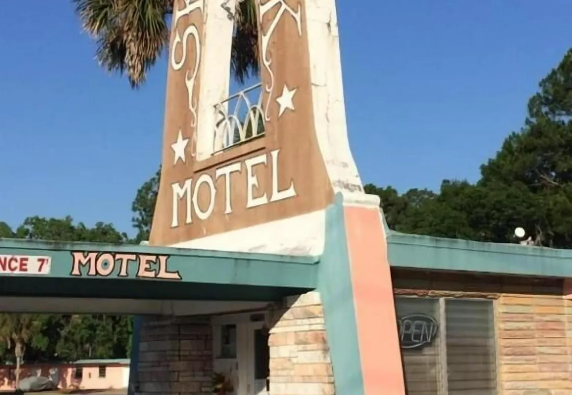 Skylark Motel hotel hero