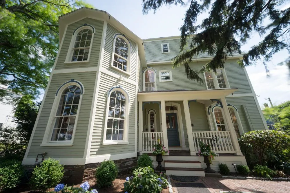 Serenity Inn Newport hotel hero