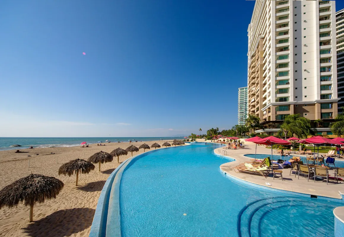 Grand Venetian Condominium hotel hero