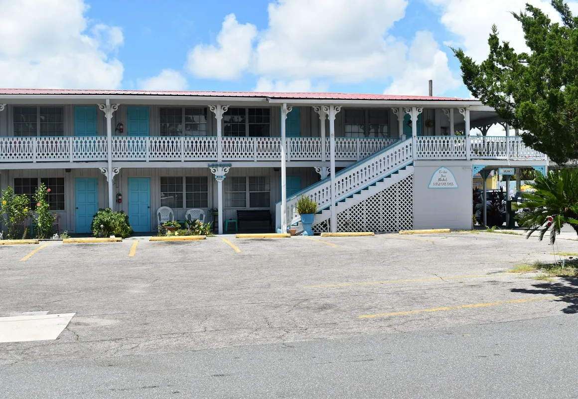 Cedar Inn hotel hero