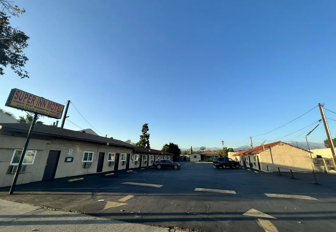 Super Inn hotel hero