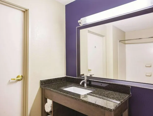 La Quinta Inn by Wyndham Richmond South hotel detail image 4