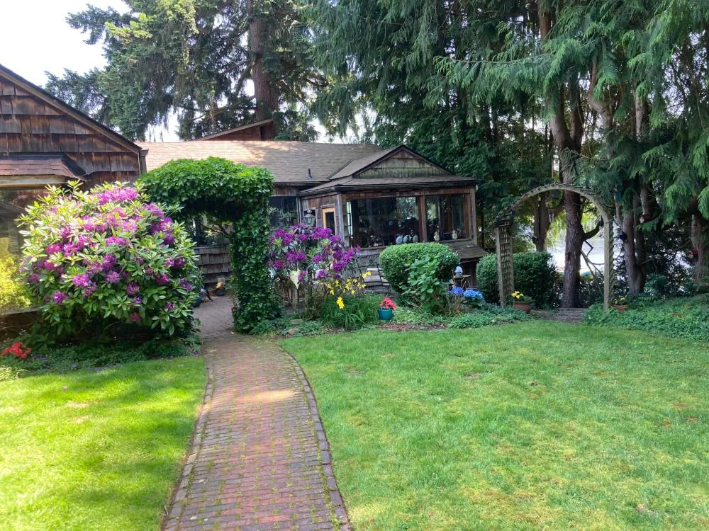 Cottage Lake Bed and Breakfast hotel hero