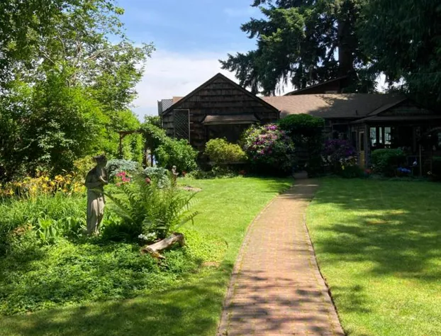 Cottage Lake Bed and Breakfast hotel detail image 1