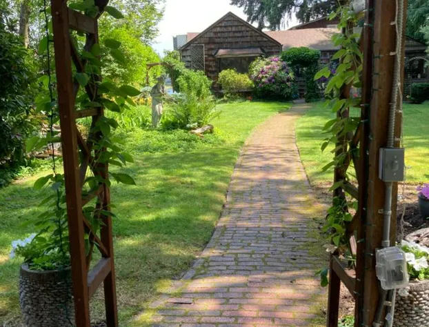 Cottage Lake Bed and Breakfast hotel detail image 3