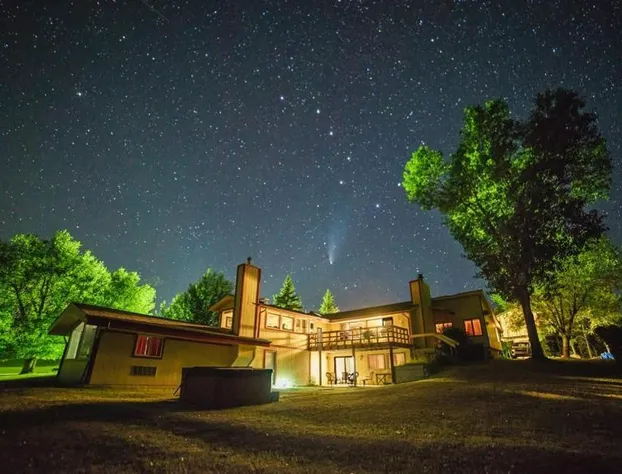 Devils Tower Lodge (Bed and Breakfast) hotel detail image 1