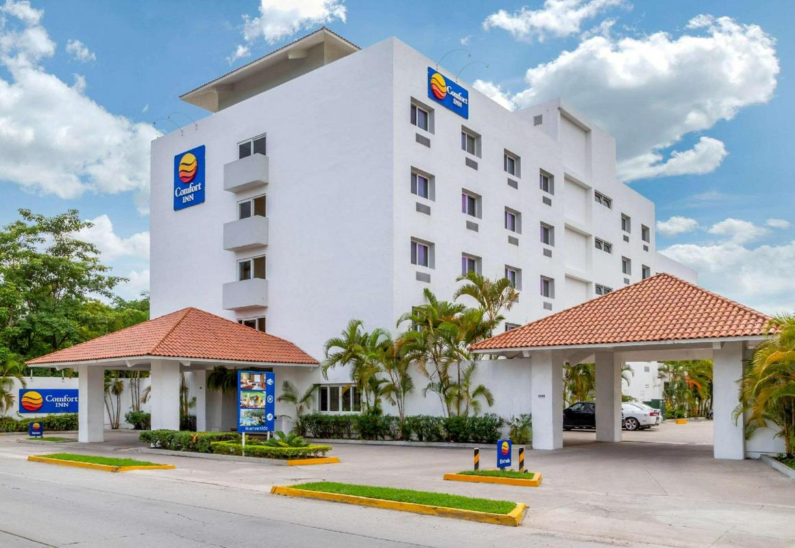 Comfort Inn Puerto Vallarta Golfside & Marina hotel hero