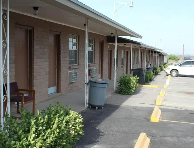 Deluxe Inn Motel hotel detail image 2