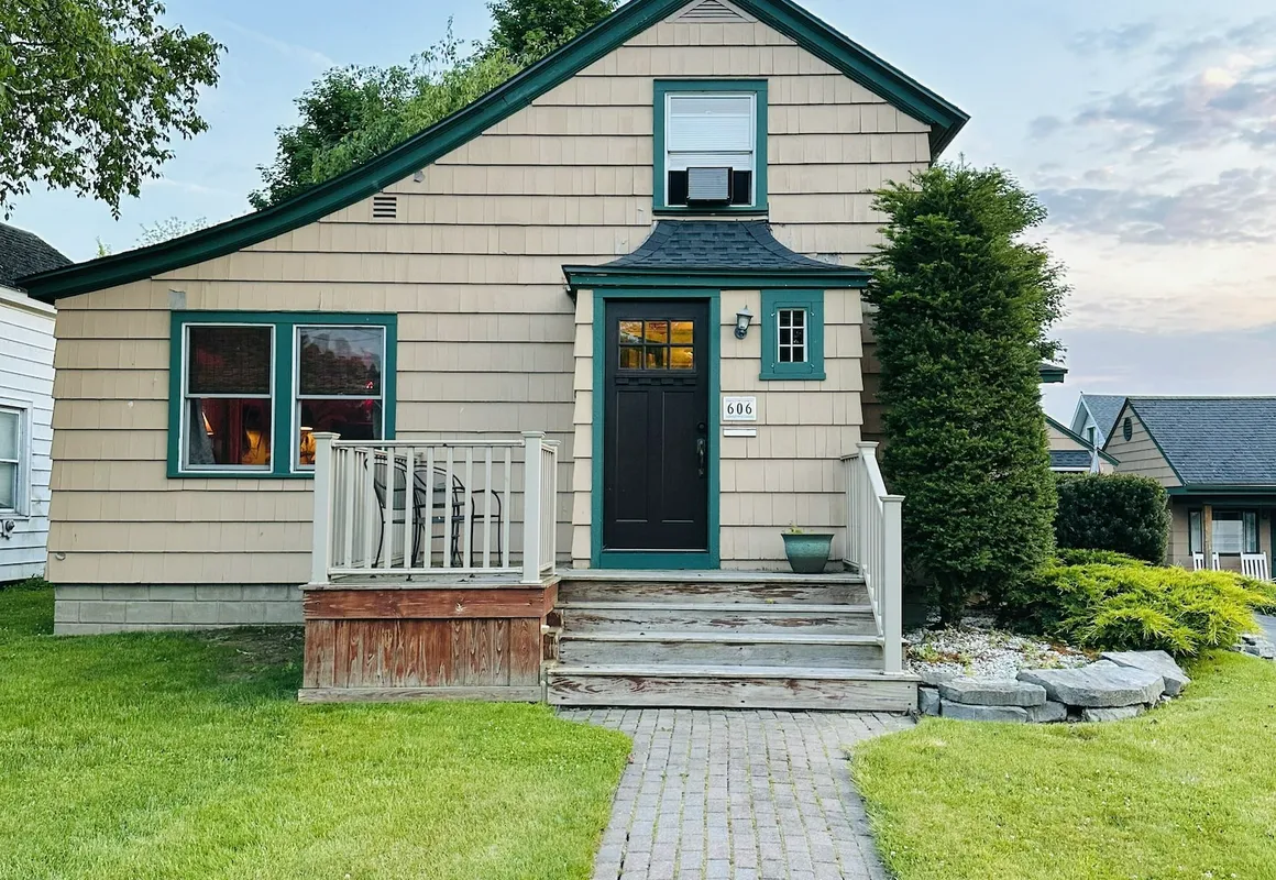 Wooden Boat Inn hotel hero