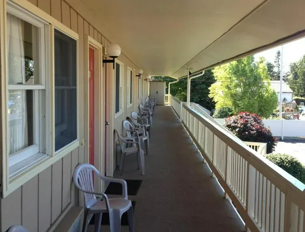 Ludington Pier House hotel detail image 3