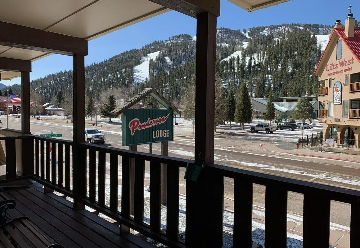 Ponderosa Lodge hotel hero