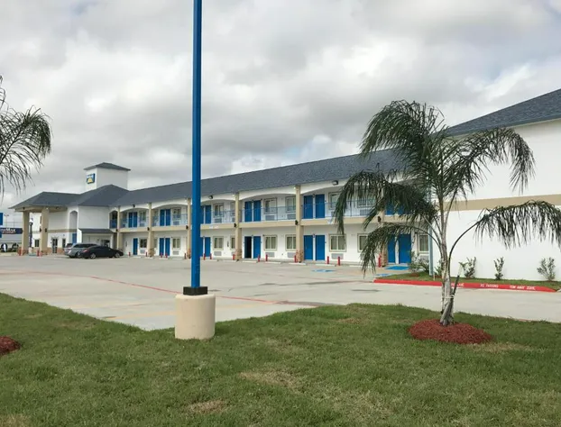 Deluxe Inn & Suites Baytown hotel detail image 2