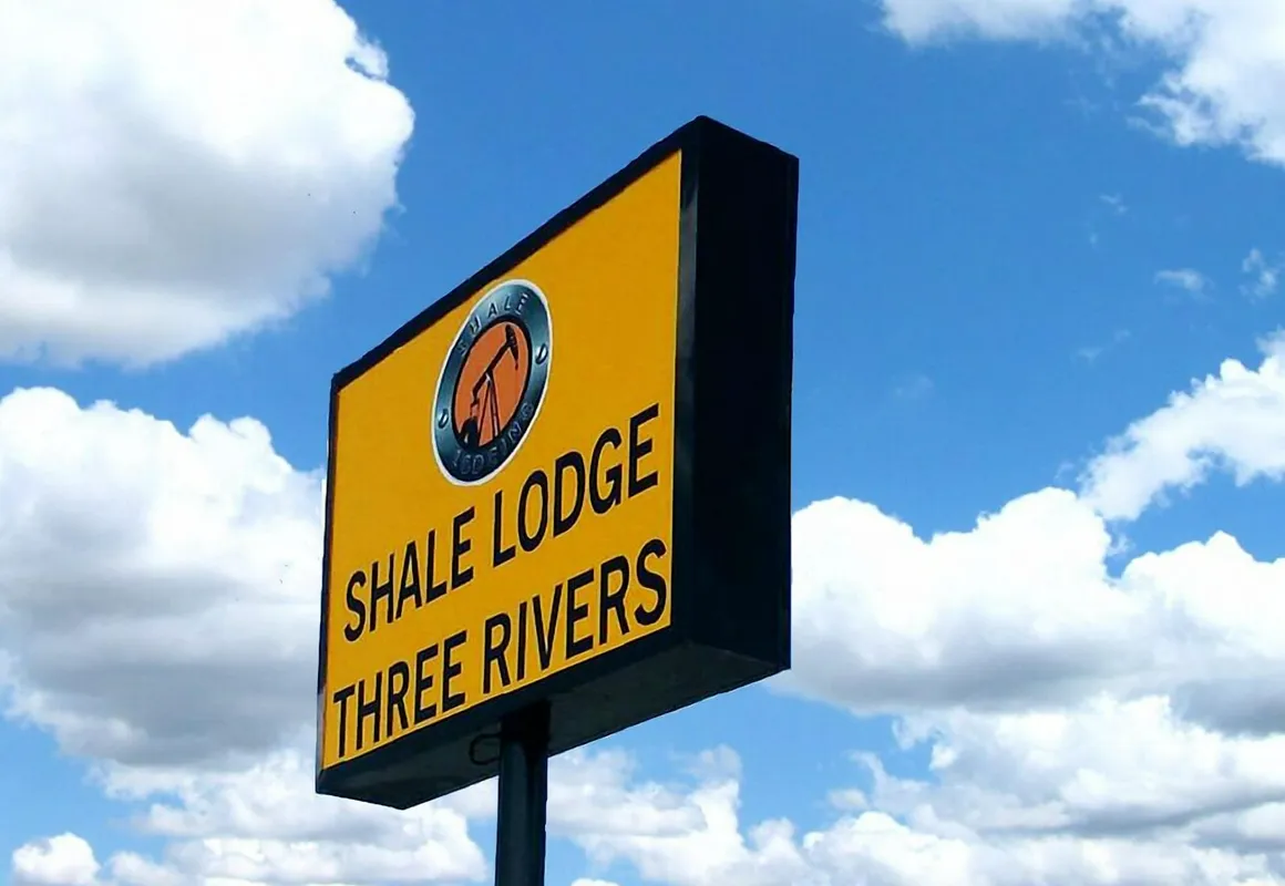 Shale Lodge Three Rivers hotel hero