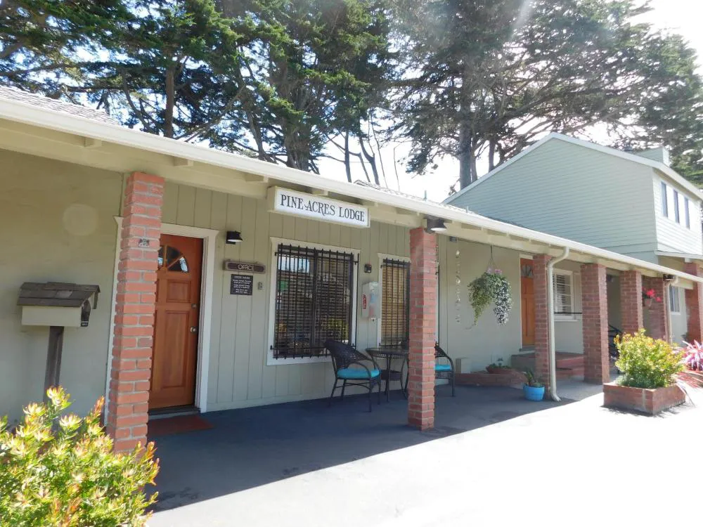 Pine Acres Lodge hotel hero