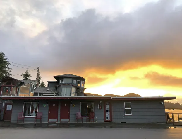 Wheeler on the Bay Lodge & Marina hotel detail image 1