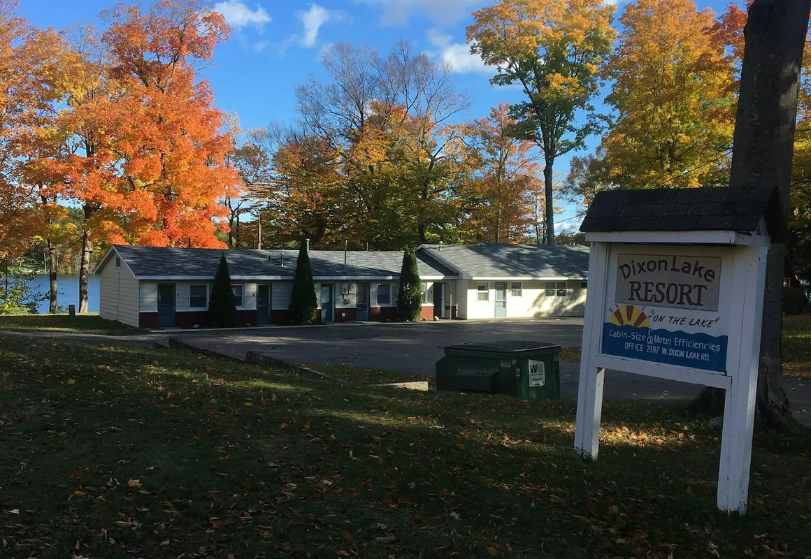 Dixon Lake Resort hotel hero