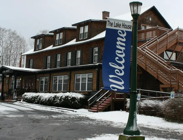 Lake House hotel detail image 1