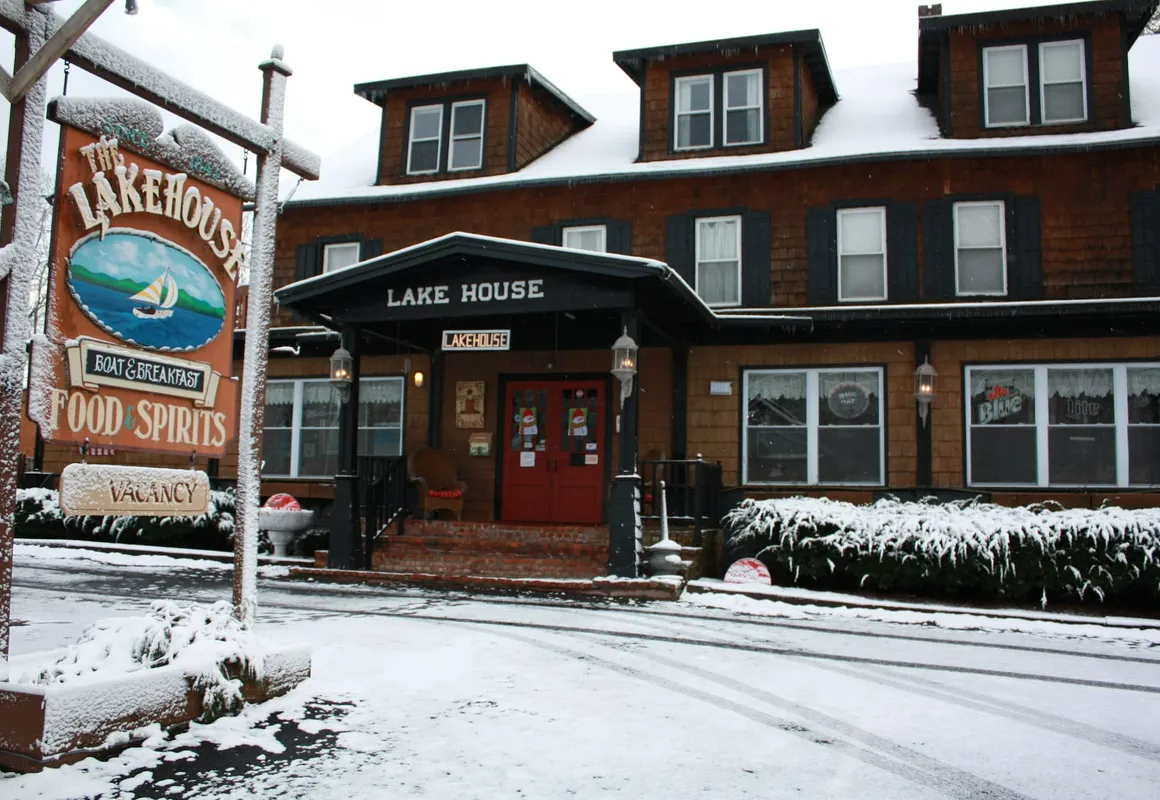 Lake House hotel hero