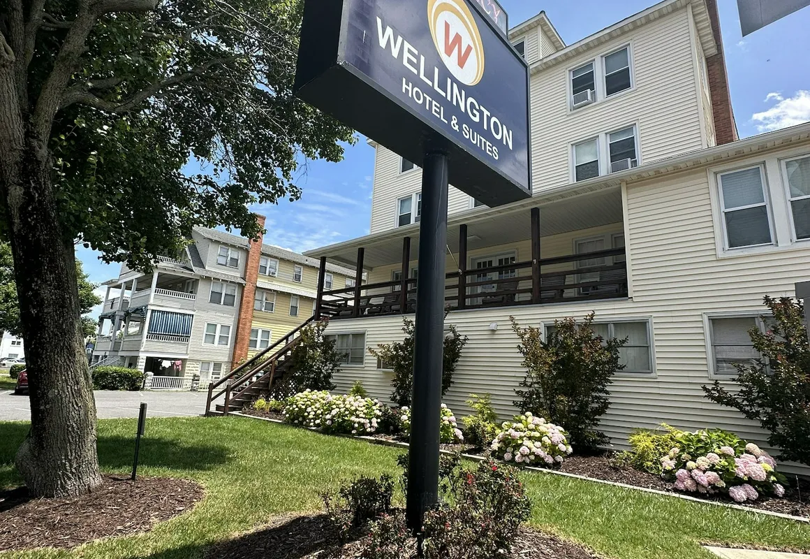 The Wellington Hotel & Suites Oceanblock hotel hero