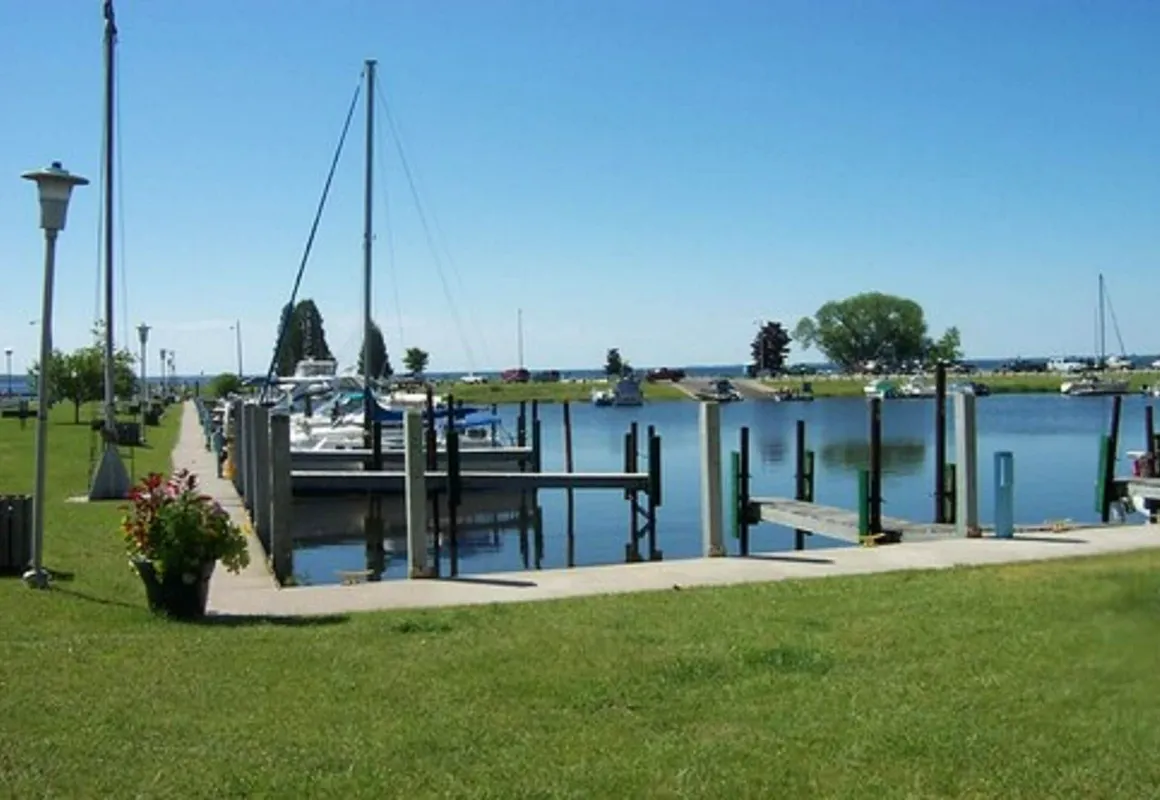 Lakeside Motor Inn hotel hero