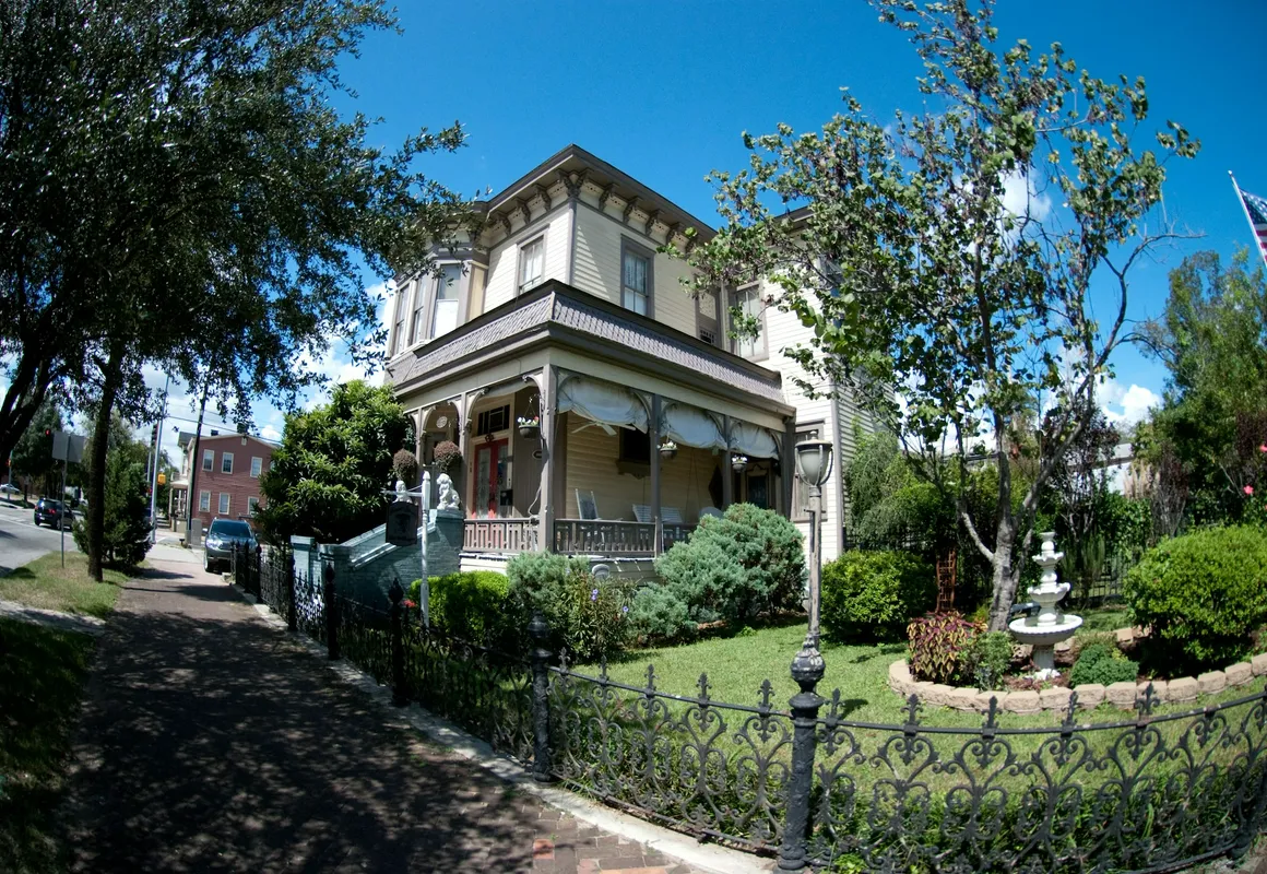 Roussell's Garden Bed & Breakfast hotel hero