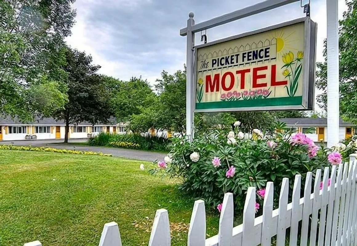 Picket Fence Motel hotel hero