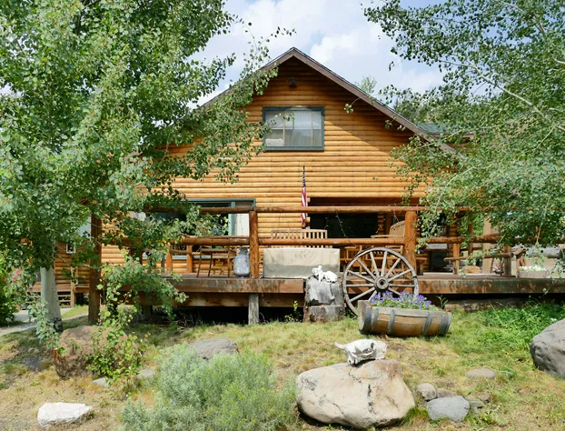 Creekside Lodge at Yellowstone hotel detail image 1