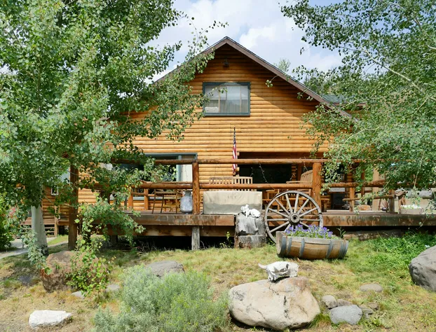 Creekside Lodge at Yellowstone hotel detail image 1