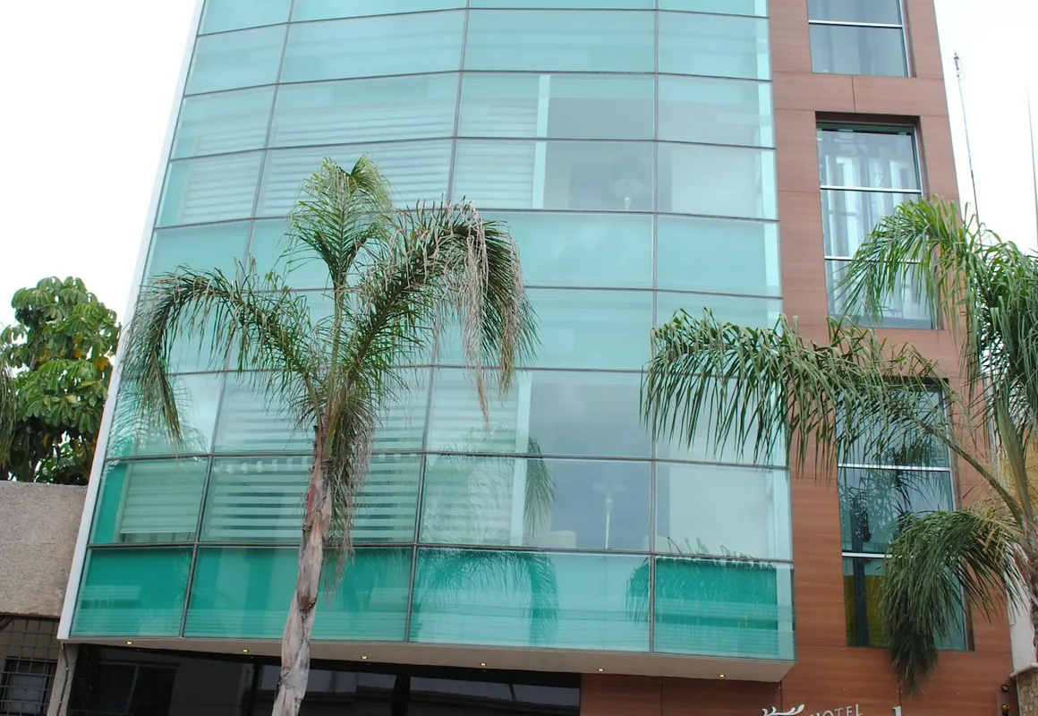 Hotel Centinela Grand hotel hero