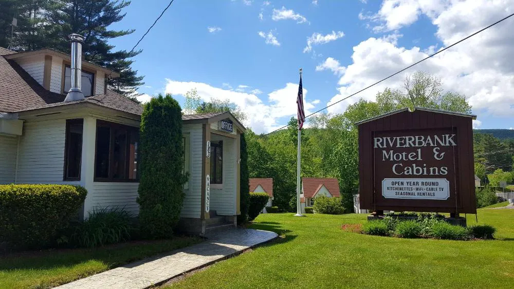 Riverbank Motel and Cabins hotel hero