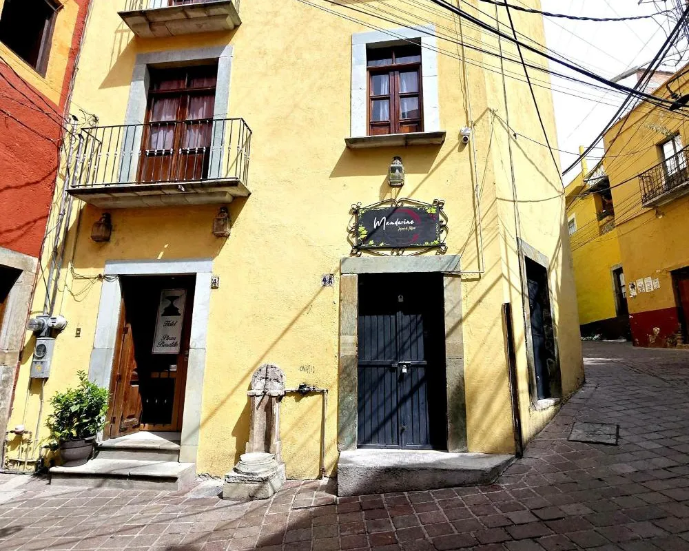 Hotel Plaza Baratillo hotel hero