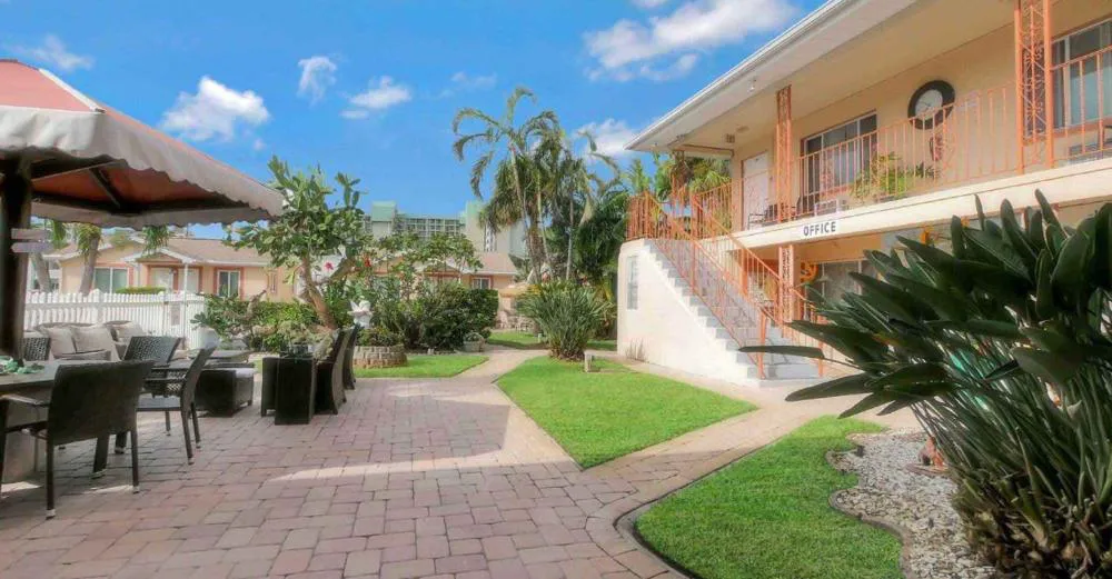 Carlton House Motel hotel hero