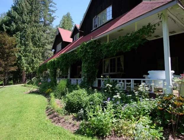Wedgwood Manor and Glamping Retreat hotel detail image 2