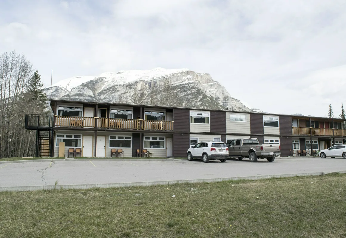 Yamnuska Suites hotel hero
