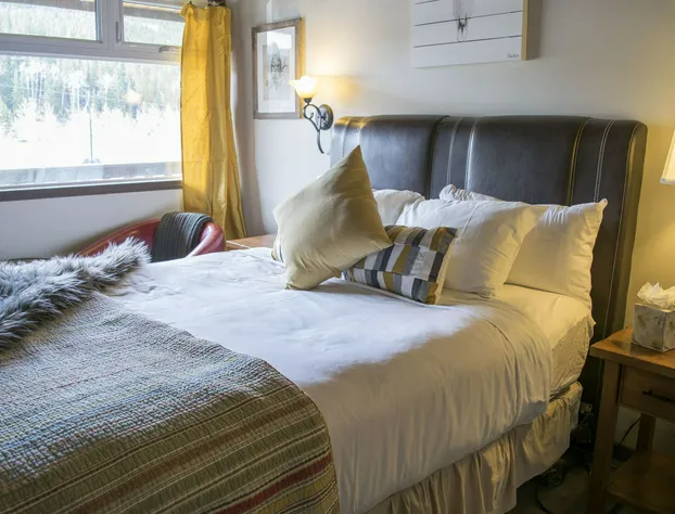 Yamnuska Suites hotel detail image 1