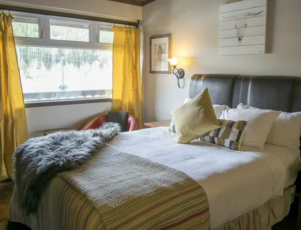 Yamnuska Suites hotel detail image 2